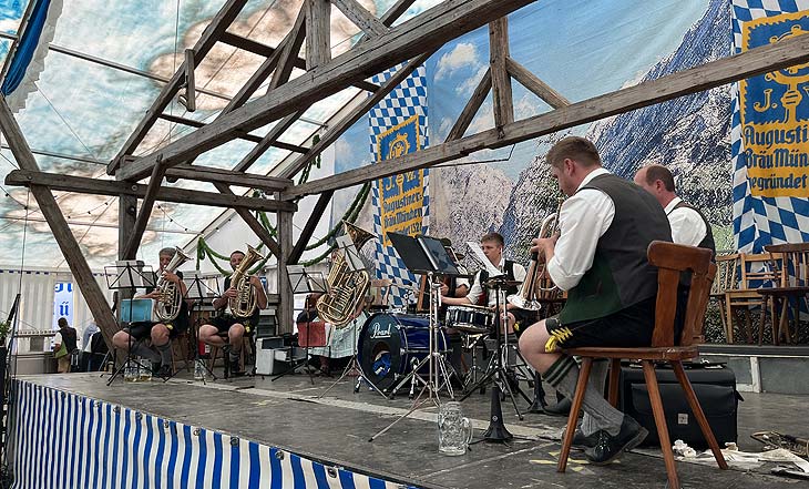 Live-Musik beim Volksfest Vaterstetten(©Foto: Martin Schmitz)